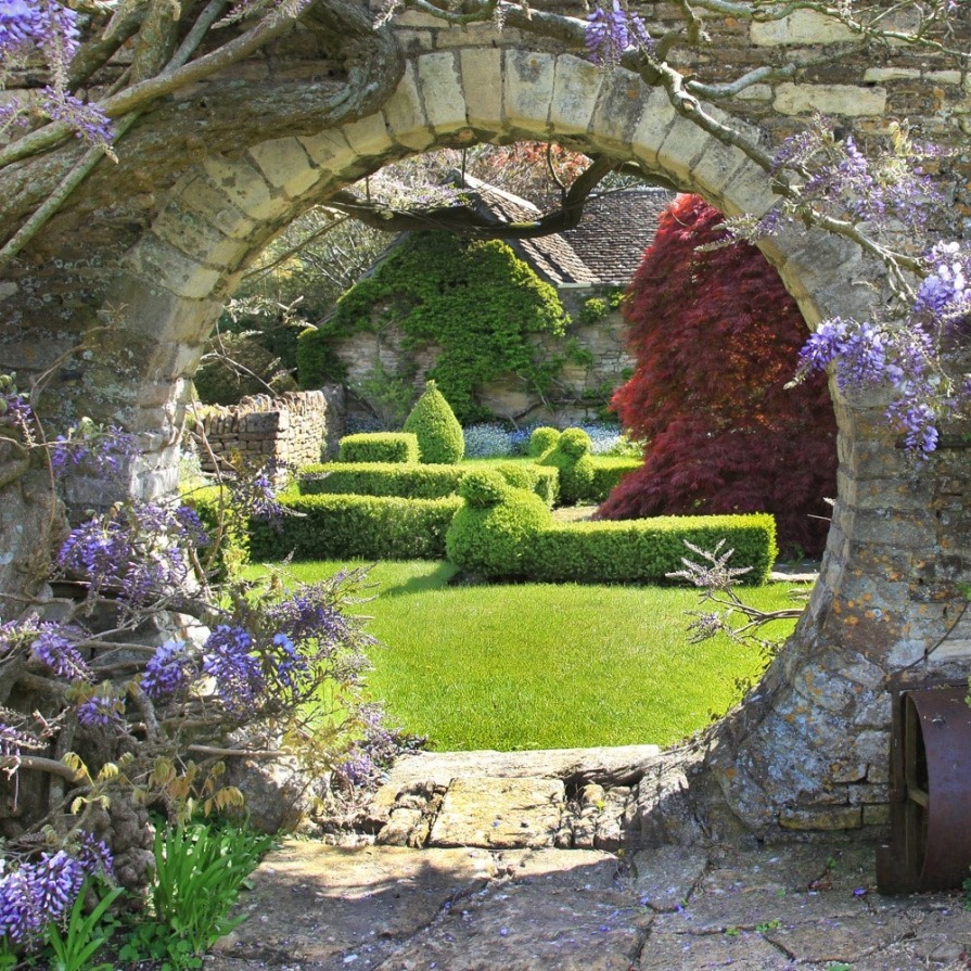 Vergrößern Sie eine Ausblick französische Gartenposter einem mit z.B. und auf Ihren romantische, ein darauf Garten