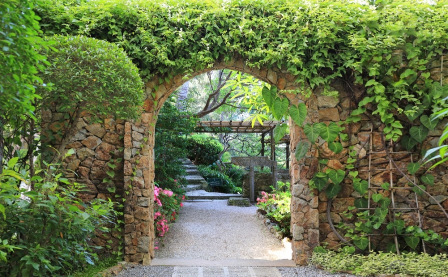 einem ein eine Garten darauf Vergrößern Gartenposter romantische, französische mit und Ausblick z.B. auf Sie Ihren